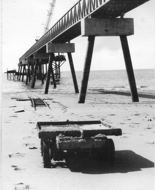 Constructing the Pilots’ jetty, 1976